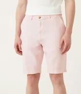 Bermuda de hombre en lino color gris claro, de corte recto, con textura discreta, bolsillos laterales y cierre frontal con botón y cremallera.