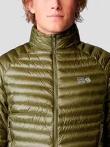 Campera puffer ultraligera de Mountain Hardwear, modelo Ghost Whisperer, color verde oliva. Confeccionada en tejido ripstop reciclado con aislamiento de plumón de 800 cuin con certificación RDS. Presenta cierre frontal completo, cuello alto, dos bolsillos laterales con cierre y puños con ribete elástico.