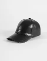 Gorra tipo cap de cuero vegano color negro, con diseño liso y ajuste posterior.