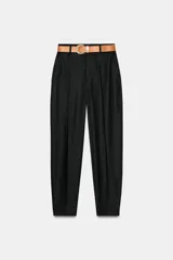 Pantalón tobillero negro de tiro medio confeccionado con lino, con pinzas delanteras, bolsillos frontales, falsos bolsillos con solapa en la espalda y cierre frontal con cremallera. Incluye cinturón marrón con hebilla dorada.