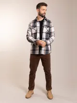 Camisa a cuadros blanca, negra y marrón, de corte regular y manga larga.