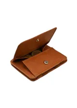 Billetera tipo tarjetero de cuero sintético color verde oscuro, con costuras visibles y el nombre "Hunterson" grabado en la parte inferior. Posee un bolsillo frontal donde se asoma una tarjeta de crédito.