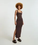 Vestido long midi color marrón, confeccionado en poliamida y elastano, con breteles anchos, escote cuadrado al frente y en la espalda, y tajo lateral en la falda.
