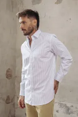 Camisa de corte slim fit en color celeste claro, con cuello clásico y cierre frontal de botones.