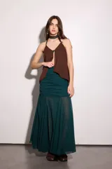 Top reversible de corte suelto y fluido, con tiras cruzadas al cuello y abertura frontal.