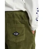 Pantalón de pana de algodón de corte recto y relajado, color verde oliva. Cuenta con cintura elástica con cordón ajustable y diseño de 8 hilos de alta densidad.