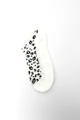 Pack de tres pares de medias cortas tipo ankle con estampado animal print lateral en colores blanco, negro y gris.