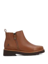 Botas de cuero color marrón tostado, con suela track marrón oscura, cierre lateral y tirador trasero.