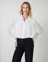Pantalon de corte wide leg y tiro alto, con cintura estructurada, pasadores para cinturon y cierre frontal con gancho. Presenta bolsillos laterales de ojal y bolsillos traseros simulados, confeccionado en un tejido con caida fluida.