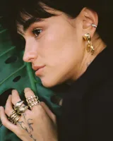 Anillo de diseño abierto con estructura de rejilla entrelazada, elaborado artesanalmente en metal con acabado plateado.