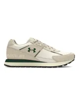 Championes Under Armour Essential Runner de diseño retro, confeccionados con una combinación de nailon ligero y revestimientos de gamuza. Presentan una entresuela de EVA acolchada, plantilla de espuma de lujo y suela de goma completa para mayor tracción. El diseño destaca por su paleta de colores neutros con detalles en verde oscuro en el logo y la entresuela.