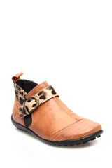 Bota baja estilo botín de cuero color rojo, con hebilla dorada y elástico negro.