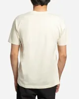 Remera blanca de manga corta y cuello redondo, con estampa frontal ilustrada de un hada sobre un hongo.