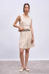 Short color beige con cintura elastizada y aplique bordado en la cintura.