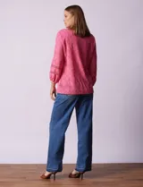 Blusa blanca con bordado calado tipo broderie, de mangas largas abullonadas.