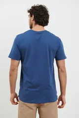 Remera de cuello redondo y manga corta, confeccionada en tejido de algodón pesado.