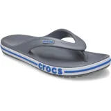 Ojotas Crocs Bayaband Flip de color azul marino, con tiras de dedo y suela con banda lateral blanca y roja con la inscripción de la marca en relieve.