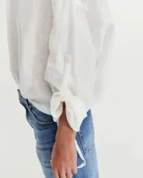 Camisa blanca de ramio con fit oversize y hombro caído. Manga larga con sistema de ajuste regulable con ojal y botón para acortar. Ruedo con sistema de ajuste regulable para fruncir.