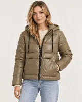 Campera puffer liviana con capucha, de color verde militar, con cierre frontal negro, bolsillos delanteros con solapa y cordones ajustables en la capucha.