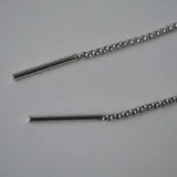 Corbatín plateado con dije de estrella y cadena ajustable.