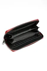 Billetera rectangular con cierre perimetral, color gris metalizado, con diseño de estrella formado por tachas metálicas pequeñas en la cara frontal.