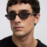 Lentes de sol con montura rectangular de diseño clásico en estampado carey marrón y cristales polarizados en color negro. Ofrecen protección UV400 categoría 3 y cuentan con recubrimiento antiscratch y superhydrophobic.