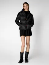 Campera puffer negra con capucha, cierre frontal con cremallera, bolsillos laterales ocultos y puños y dobladillo elásticos de Lycra.