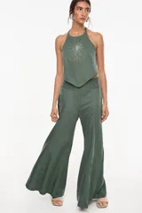 Top halter de tencel color verde militar con bordado a mano de cuentas plateadas en forma de estrella en el frente.