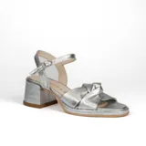 Sandalias de cuero color dorado, con plataforma y taco cuadrado. Presentan tiras cruzadas en el empeine y pulsera al tobillo con hebilla.