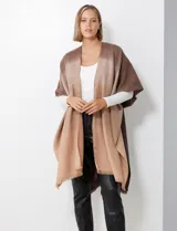 Kimono de tejido suave con efecto degradado en tonos marrones y beige, con bordes deshilachados.