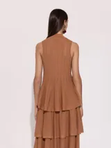 Top sin mangas color marrón, confeccionado en tejido calado con cuello alto.
