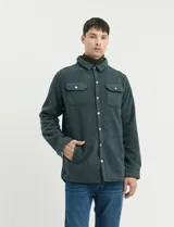 Sobrecamisa de micropolar color verde oscuro, con cuello camisero, cierre frontal con botones a presión, dos bolsillos superiores con solapa y bolsillos laterales.
