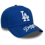 Gorro estilo trucker o gorra de béisbol New Era, color azul real, con el logo bordado de los Los Angeles Dodgers (LA) en blanco en el frente y la palabra "Dodgers" bordada en blanco en la visera curva.