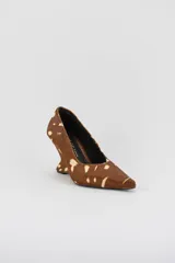 Zapatos de tacón tipo cuña marca Mari, color negro con estampado de lunares blancos, diseño de punta fina y taco corrido escultural.