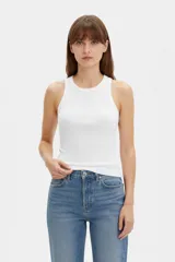 Musculosa de algodón color blanco, con diseño al cuerpo y cuello redondo a la base.