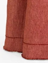Pantalón palazzo color ladrillo, de tiro alto y corte amplio. Confeccionado en lino.