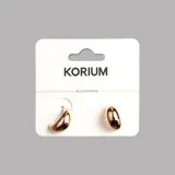 Aros dorados con forma de gota y un pequeño detalle de strass.