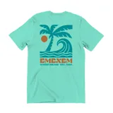 Remera de algodón color verde menta con estampado gráfico en la espalda que incluye una palmera, una ola y un sol, junto con el logo de la marca Emexem.