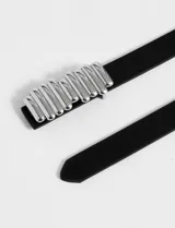 Cinturón negro de cuero sintético con hebilla metálica plateada de diseño texturizado en relieve.