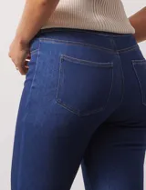 Jegging azul denim de calce ajustado, con pretina elastizada, bolsillos delanteros simulados y bolsillos traseros aplicados. Marca Zac & Rachel.