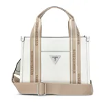 Cartera Guess modelo Jackie en color blanco con detalles en beige, de diseño estructurado tipo tote con doble asa superior y correa ajustable con el nombre de la marca. Cuenta con placa metálica triangular con el logo en el frente.
