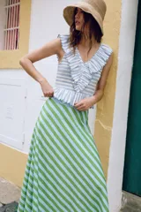 Falda midi de tiro medio con rayas diagonales en tonos verde y celeste. Presenta un diseño acampanado y cierre lateral con cremallera oculta.