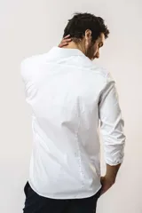 Camisa de vestir de manga larga en color blanco, con cuello clásico y cierre frontal de botones.