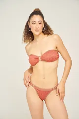 Tanga negra de tiro alto con doble tira ajustable en los laterales y forro interno.