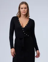 Vestido midi negro de tejido de punto, con escote en V cruzado, mangas largas, lazo en la cintura y apliques de perlas en el escote y la cintura.