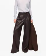 Pantalón de cuero sintético color marrón, de corte recto y tiro medio con pinzas en la cintura.