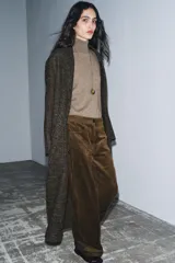 Abrigo largo de Zara Woman Collection, confeccionado en tejido con mezcla de lana. Presenta un diseño de cuadros, cuello con solapas de muesca, cierre frontal cruzado con botones y bolsillos delanteros. Incluye forro interior.