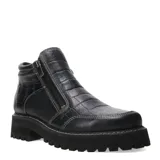 Bota corta de cuero negro con textura tipo cocodrilo, cierre lateral y suela track dentada.