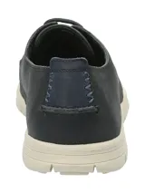 Zapato casual tipo náutico de cuero color azul marino, con cordones y suela de goma en color crema. Presenta costuras reforzadas en la puntera y logo de la marca grabado en el lateral.