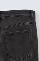 Jeans de hombre, corte skinny y largo cropped, color negro lavado. Presenta cinco bolsillos y cierre frontal con cremallera y botón.